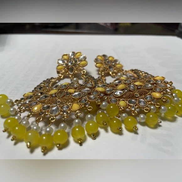 Jewelry - Elegant Gold and Yellow Earrings